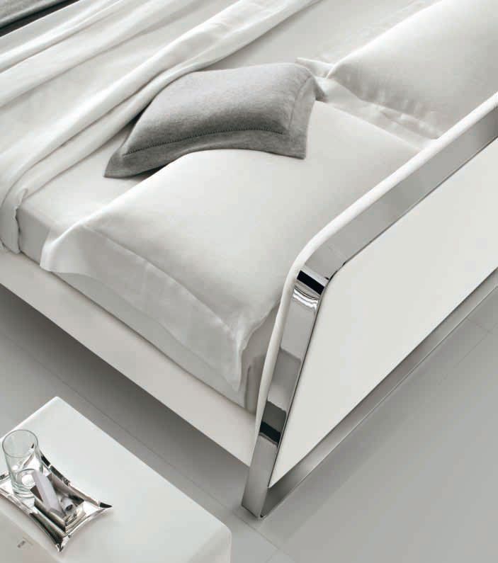 Letto Blade/A - versione con testiera alta e cornice laccata