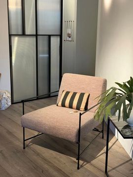poltroncina Kyo con braccioli metallo nero
