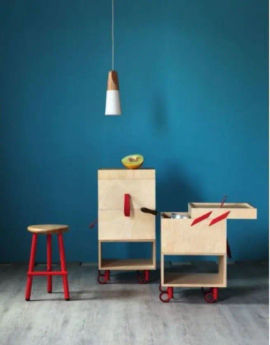 Opè carrello alto in multistrato di legno è dedicato alla cucina, attrezzato con tagliere estraibile