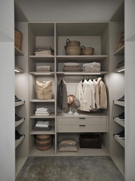 Free Walk-in closet photo 3