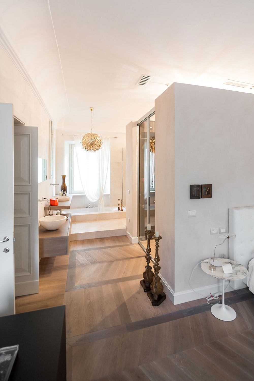 Il bagno e la camera in open space