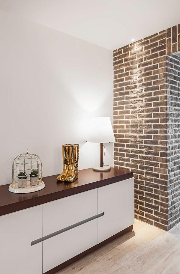 Arredo moderno e dettagli rustici