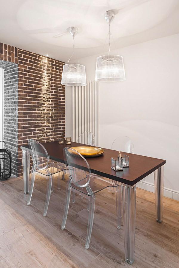 Arredo moderno e dettagli rustici