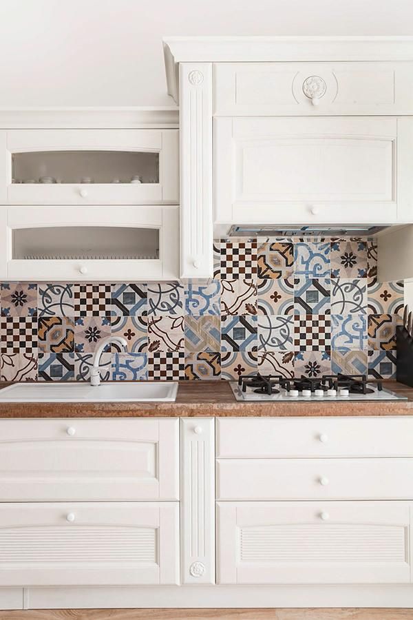 Linee classiche e un giocoso patchwork di piastrelle