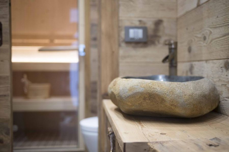 Dettaglio lavabo soprapiano rivestito in pietra