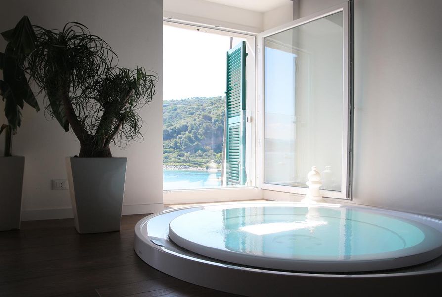 Vasca con vista mare.