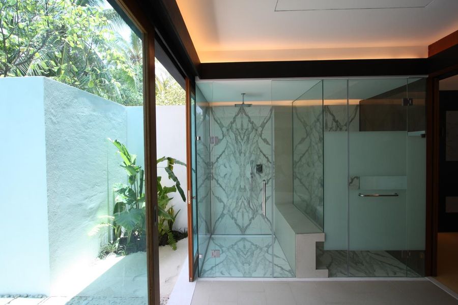 Inside of the shower: Marmoker Statuario Grigio Bookmatch