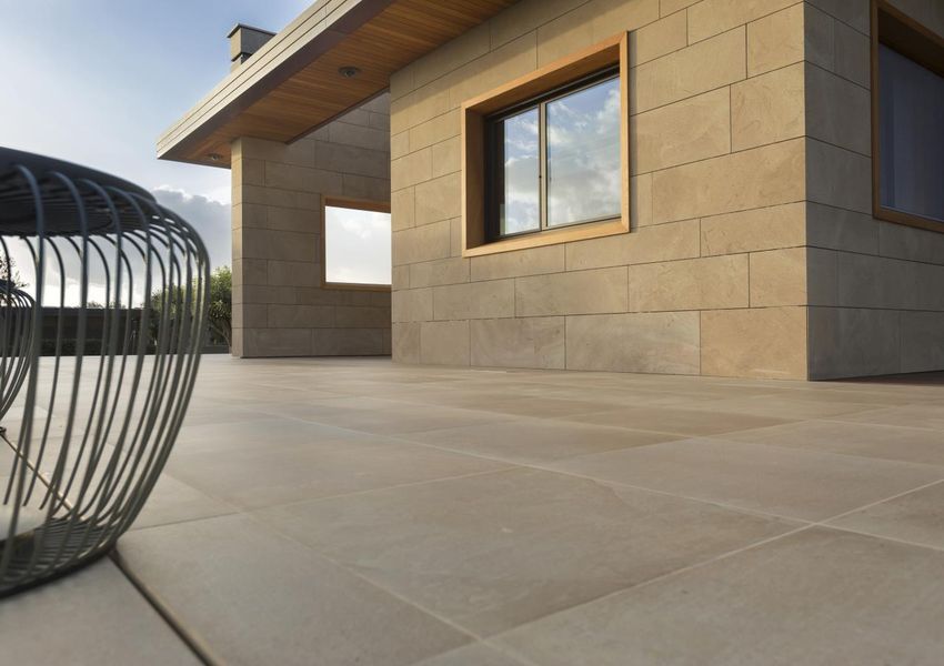 Pietra Baugè Beige glued to the screed on the “plateau”