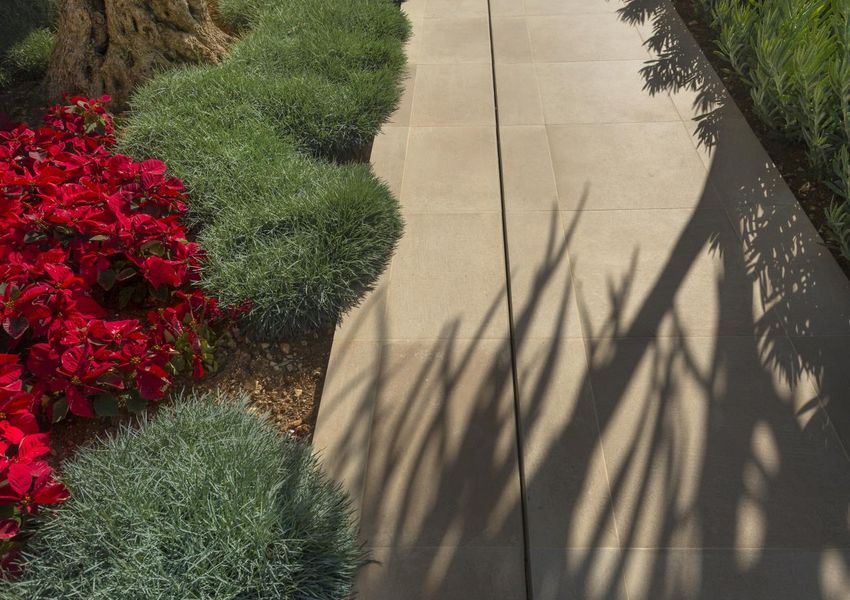 Pietra Baugè Beige laid on gravel with half-round edges where the cuts are made