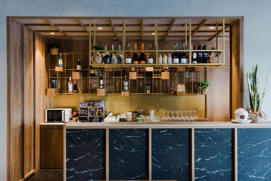 Pavimento: Cemento Rasato Grigio e Resina Black