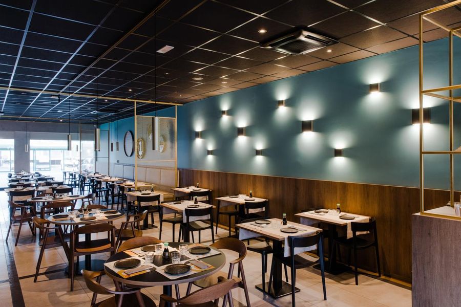 Pavimento: Cemento Rasato Grigio e Resina Black