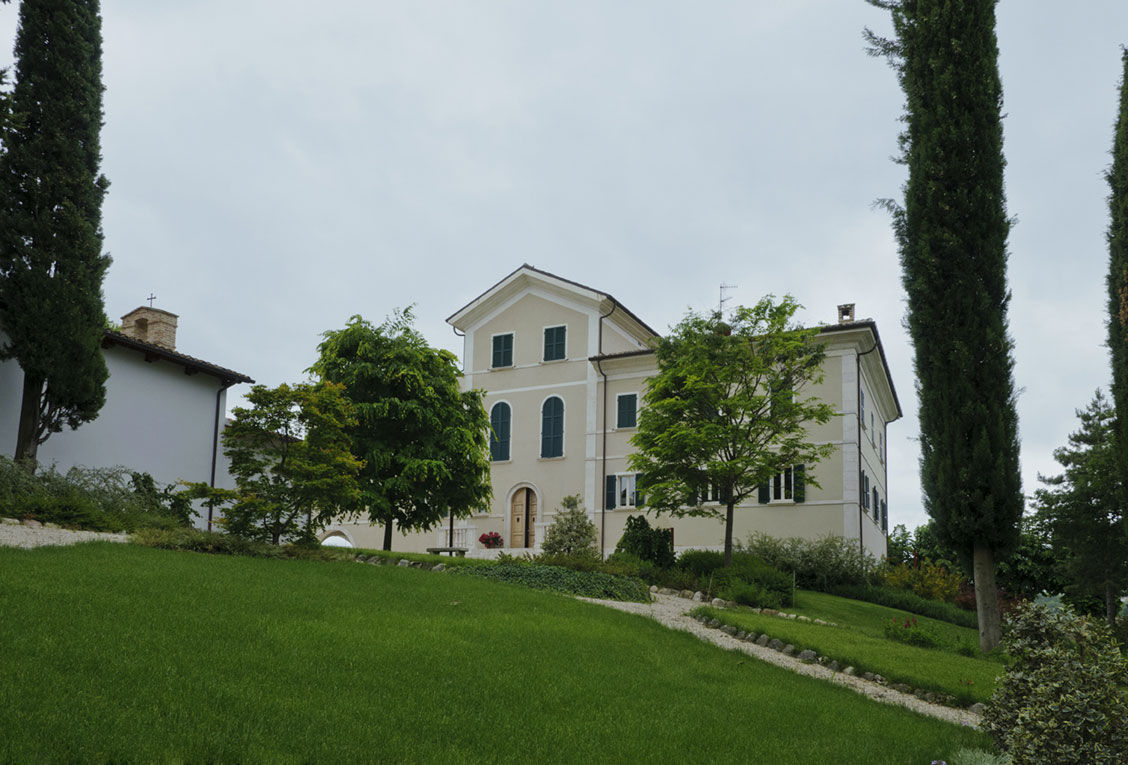 Storico casolare in cima alla collina